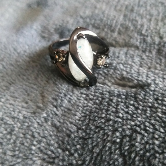 🎉HP🎉 NEW! White fire opal ring - Picture 3 of 3